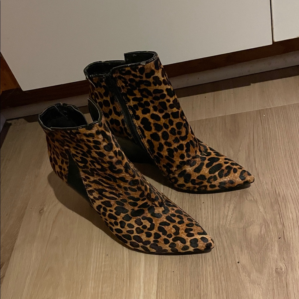 7.5 Leathe Upper Leopard Print Ankle Wedge Boots
